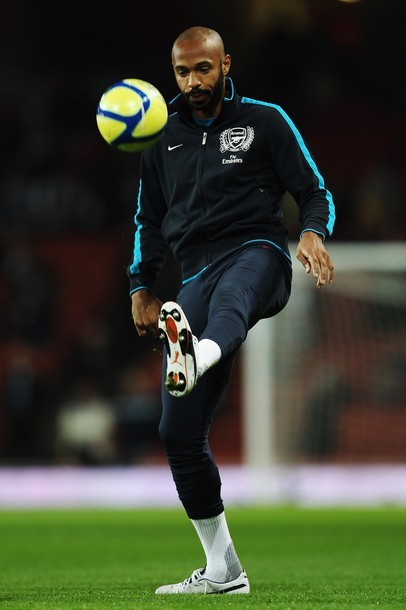 Thierry Henry khởi động chuẩn bị cho trận đấu giữa Arsenal và Leeds United